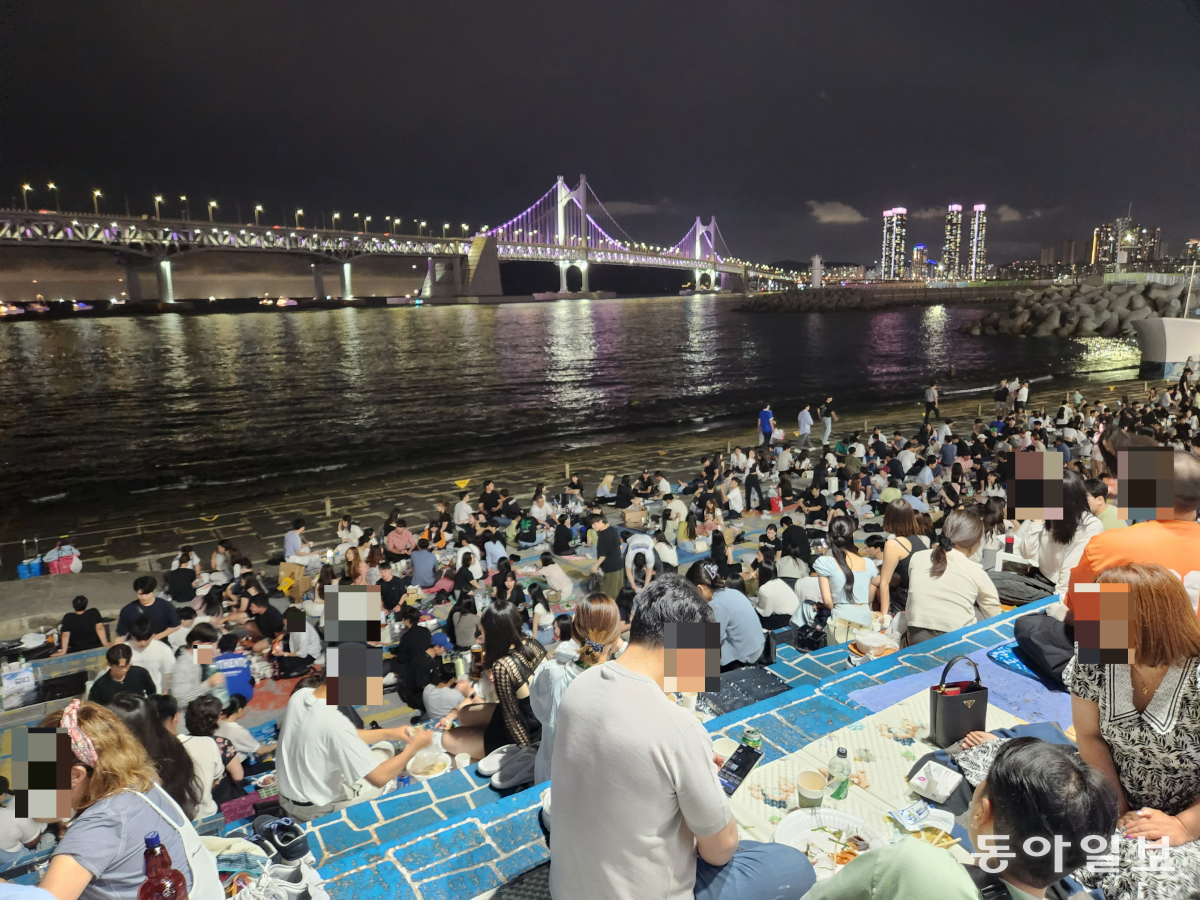 24일 밤 부산 수영구 민락수변공원이 붐비고 있다. 민락수변공원이 다음 달 1일부터 금주구역이 됨에 따라 마지막으로 야외음주를 즐기려는 방문객들이 대거 모여든 것이다. 음주를 하다가 적발될 경우 다음 달 1일부터 5만 원의 과태료를 물게 될 수 있다. 김화영 기자 run@donga.com