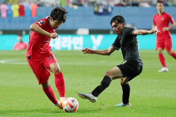 대한민국 축구 국가대표팀 이강인이 20일 대전 유성구 대전월드컵경기장에서 열린 하나은행 초청 대한민국과 엘살바도르의 축구 국가대표 평가전에서 돌파를 시도하고 있다. 2023.6.20. 뉴스1