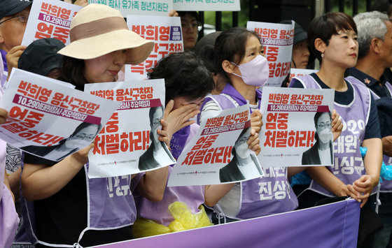 이태원 참사 유가족과 이태원참사시민대책회의 활동가들이 26일 마포구 서울서부지방법원 앞에서 박희영 용산구청장 사퇴 및 엄중처벌 촉구 기자회견을 하고 있다. 2023.6.26/뉴스1 ⓒ News1