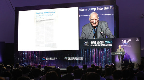 양자 얽힘 현상을 규명해 노벨물리학상을 받은 미국의 존 클라우저 교수가 26일 오후 서울 중구 동대문디자인플라자(DDP)에서 열린 ‘퀀텀코리아 2023’에서 축사를 하고 있다. 퀀텀코리아 2023은 국내 최대 양자 기술 관련 국제 행사다. 2023.6.26/뉴스1 ⓒ News1