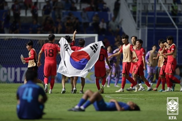 25일(현지시간) 태국 빠툼타니 스타디움에서 열린 2023 아시아축구연맹(AFC) U-17 아시안컵 8강전 한국과 태국의 경기에서 4대1로 승리한 대표팀이 기뻐하고 있다. 대한축구협회 제공 2023.6.26 뉴스1