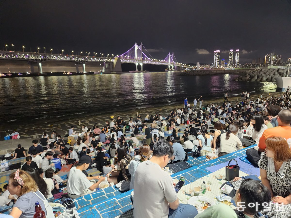 24일 밤 부산 수영구 민락수변공원이 붐비고 있다. 민락수변공원이 다음 달 1일부터 금주구역이 됨에 따라 마지막으로 야외음주를 
즐기려는 방문객들이 대거 모여든 것이다. 음주를 하다가 적발될 경우 다음 달 1일부터 5만 원의 과태료를 물게 될 수 있다. 
김화영 기자 run@donga.com