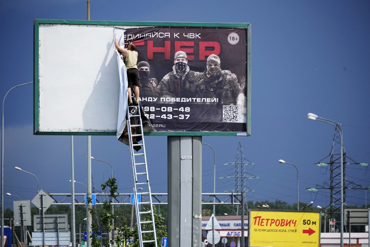 철거되는 용병 모집 간판 러시아 민간 용병회사 ‘바그너그룹’ 수장인 예브게니 프리고진이 무장 반란을 일으킨 24일(현지 시간) 바그너그룹 본사가 있는 
러시아 상트페테르부르크 외곽 고속도로 광고판에서 용병 모집 포스터가 철거되고 있다. 상트페테르부르크=AP 뉴시스