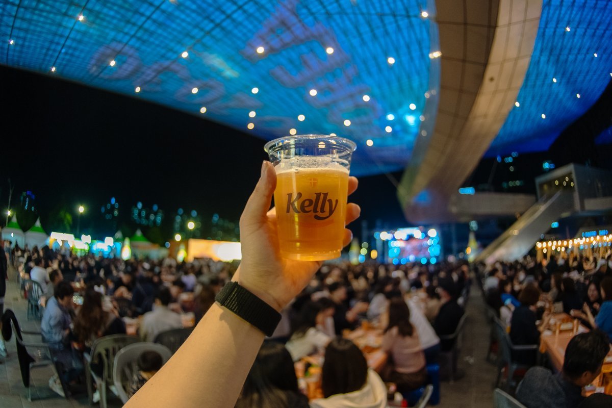 여름 맥주 성수기를 앞두고 지역축제, 컬래버레이션 등 다양한 마케팅 활동을 진행한다. 부산 ‘2023 센텀맥주축제’. 하이트진로 제공