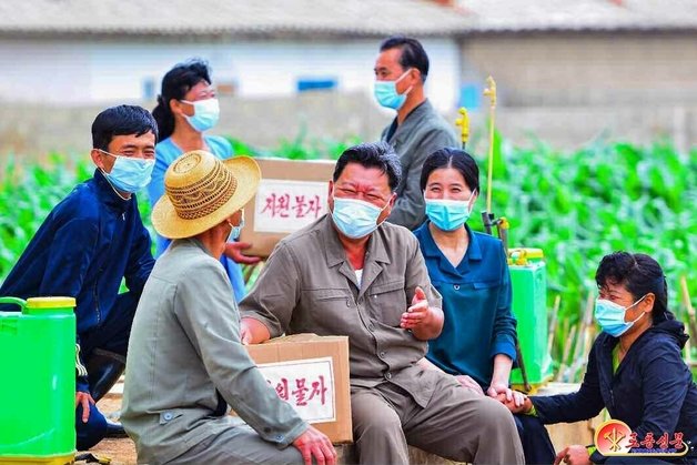 북한 연안군 발산농장에 지원 나온 평양정보기술국 일꾼과 종업원들. (평양 노동신문=뉴스1)