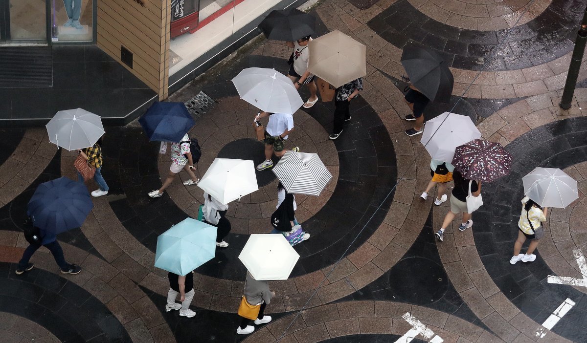 본격적인 장마가 시작된 26일 서울 중구 명동에서 시민들과 외국인 관광객들이 우산을 쓰고 발걸음을 재촉하고 있다. 2023.6.26. 뉴스1