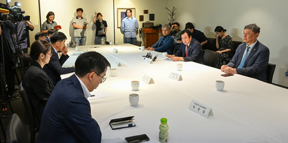 이광래 인천광역시 의사회장이 15일 오후 서울 중구 달개비에서 열린 11차 의료현안협의체에 참석해 모두 발언하고 있다. 이날 회의에서 복지부와 의협은 의대 정원 증원 등 의사인력 확충에 대해 논의한다. 2023.6.15/뉴스1