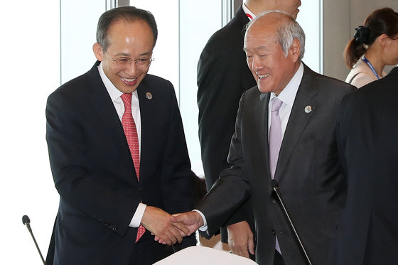 추경호 경제부총리(왼쪽)와 스즈키 슌이치 일본 재무장관이 악수를 나누고 있다./뉴스1