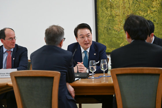 윤석열 대통령이 지난 1월19일(현지시간) 스위스 취리히 연방공과대학에서 양자 분야 석학들을 만나 대화를 나누고 있다. 대통령실 제공