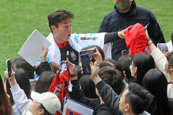 대한민국 축구 대표팀 황의조가 25일 울산 문수축구경기장에서 오픈 트레이닝을 통해 팬들과 소통하고 있다. 2023.3.25/뉴스1