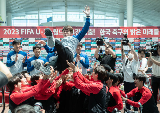 2023 국제축구연맹(FIFA) U-20 월드컵에서 4강이라는 금자탑을 쌓은 U20 축구대표팀이 14일 오후 인천국제공항 제2여개터미널에서 열린 선수단 입국 환영행사에서 김은중 감독을 헹가래 치고 있다. 2023.6.14/뉴스1 ⓒ News1 이재명 기자