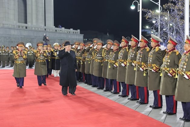 북한 노동당 기관지 노동신문은 2월 9일 조선인민군 창건일(건군절) 75주년을 맞아 지난 8일 평양 김일성광장에서 야간 열병식을 개최했다고 보도했다. 열병식에는 김 총비서가 딸인 김주애와 부인 리설주 여사와 함께 참석했다. 이날 열병식은 김 총비서 집권 이후 13번째 열병식이며, 야간열병식으로는 5번째다.(평양 노동신문=뉴스1)