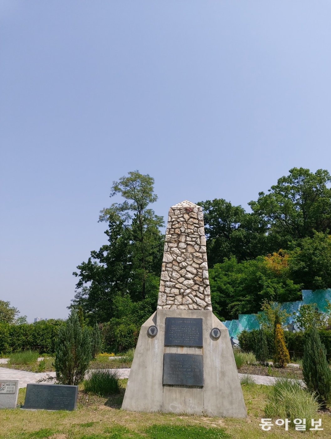 오산 죽미령 평화공원의 구 ‘유엔 초전 기념비’.  스미스 부대원 숫자인 약 450개의 돌을 쌓은 모습이다.   오산 =구자룡 기자