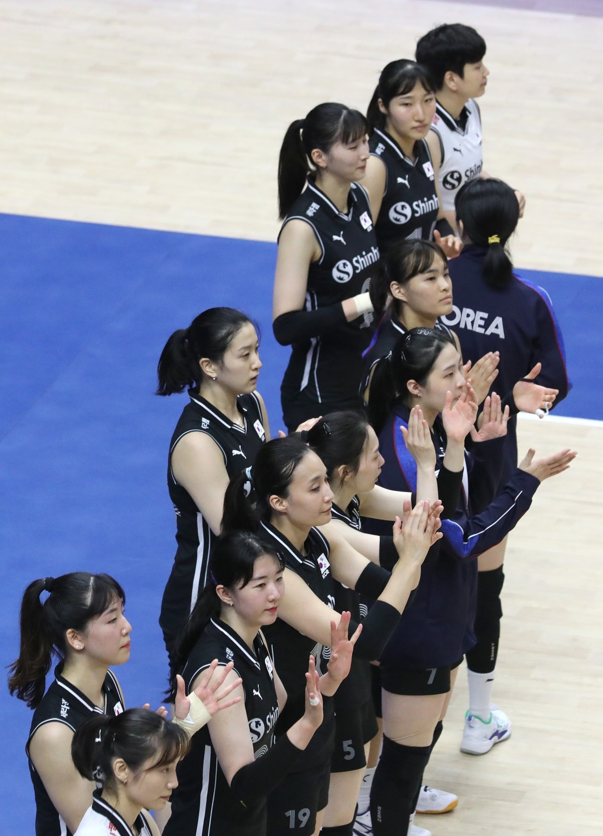 27일 오후 경기 수원시 서수원칠보체육관에서 열린 2023 국제배구연맹(FIVB) 발리볼네이션스리그(VNL) 3주차 여자배구 대한민국 대 불가리아의 경기에서 세트스코어 3대1로 패배한 대한민국 선수들이 침울해 하고 있다. 대한민국은 여자 배구대표팀은 21연패를 기록중이다. 2023.06.27. 뉴시스