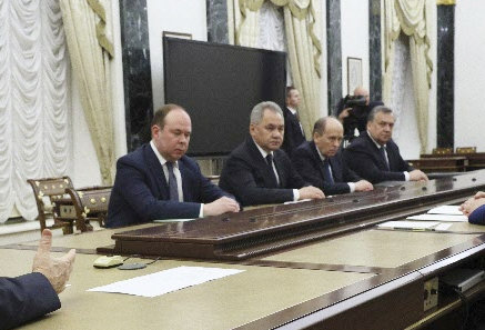 바그너그룹 수장 예브게니 프리고진과의 주도권 다툼으로 이번 반란을 촉발했다는 비판을 받고 
있는 세르게이 쇼이구 러시아 국방장관(사진 왼쪽에서 두 번째)이 같은 날 푸틴 대통령 주재하에 군 수뇌부들과 회의를 하고 
있다. 모스크바=AP 뉴시스