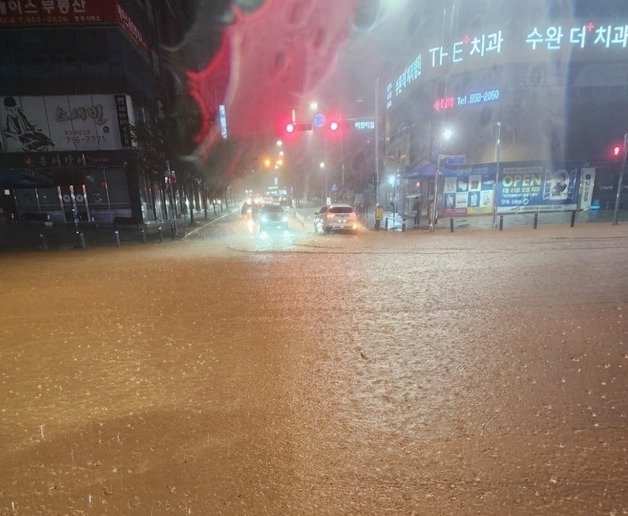 광주 광산구의 한 도로가 물에 잠겨 있다. (독자제공) 뉴스1