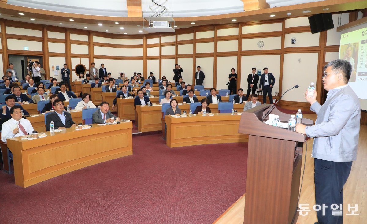 28일 국회 의원회관에서 열린 국민의힘 공부모임 ‘국민공감’에서 운동권 출신인 함운경 씨가 강연을 하고있다. 독극물도 ‘희석’하면 수치가 낮아진다는 설명을 하면서 물병을 들어 보이고 있다. 김재명 기자 base@donga.com