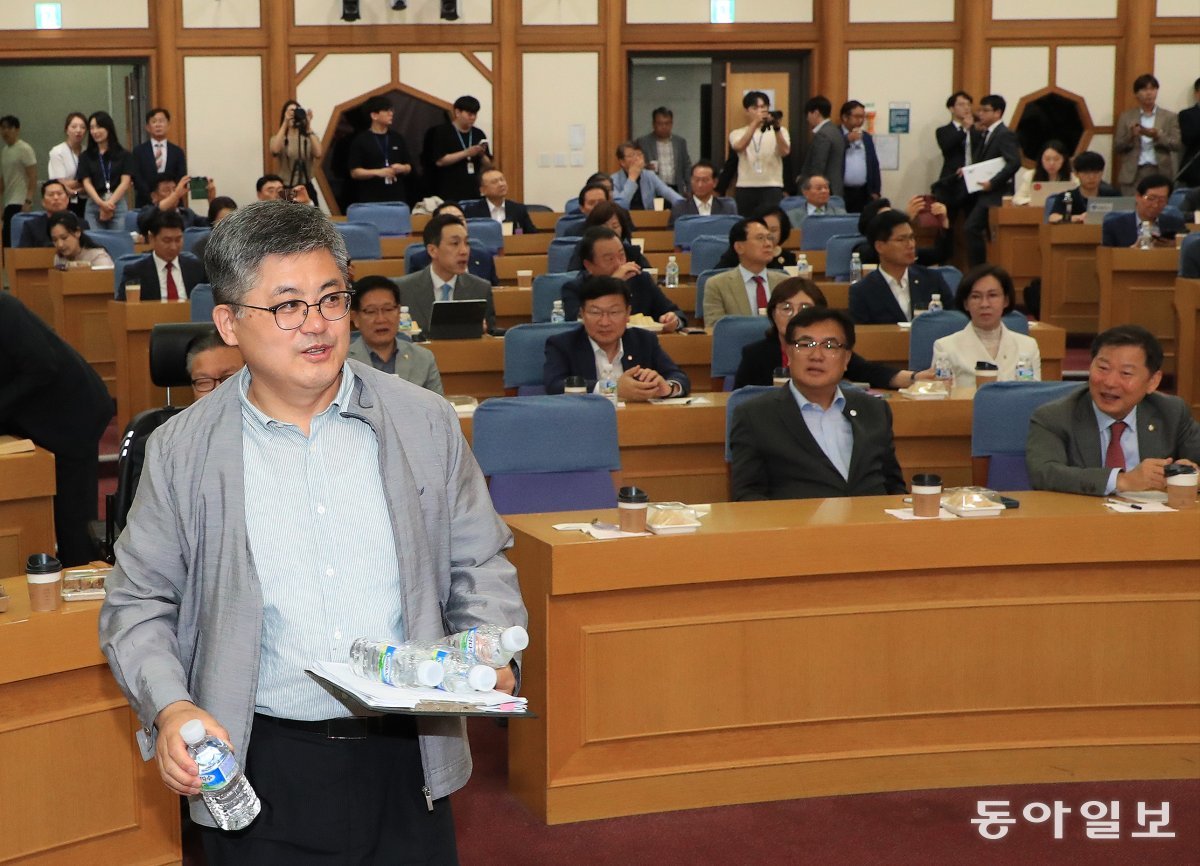 28일 국회 의원회관에서 열린 국민의힘 공부모임 ‘국민공감’에서 운동권 출신인 함운경 씨가 강연을 위해 단상으로 이동하고 있다.  김재명기자 base@donga.com