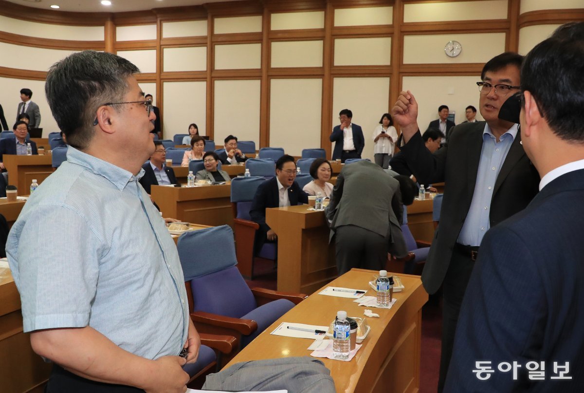 28일 국회 의원회관에서 열린 국민의힘 공부모임 ‘국민공감’에서 운동권 출신인 함운경 씨가 강연자로 나섰다. 1985년 미 문화원 점거 당시 기자로 취재했던 정진석 의원과 이야기를 하고있다. 김재명기자 base@donga.com