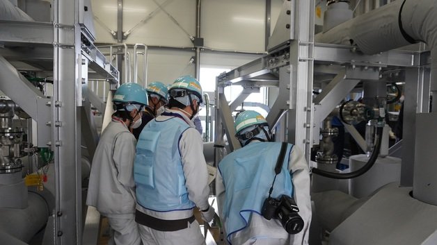 26일 일본 후쿠시마 제1 원자력발전소에서 정부와 지자체 간계자가 다핵종 제거 설비(ALPS)로 방사성 오염수를 희석하는 과정을 시찰하고 있다. (출처 : 도쿄전력 누리집) 2023.06.26/