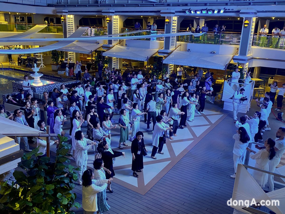 크루즈 여행객들이 싸이의 ‘강남스타일’에 맞춰 말춤을 추고 있다. 김혜린 동아닷컴 기자 sinnala8@donga.com
