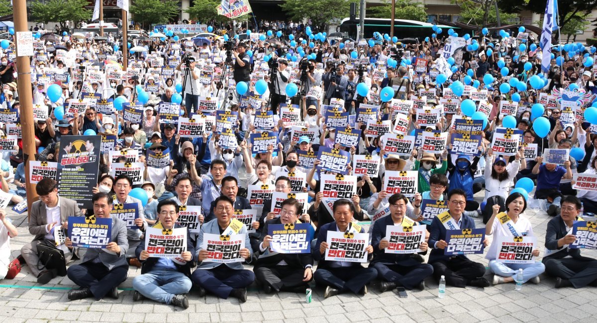 이재명 더불어민주당 대표가 17일 오후 인천시 부평역 북광장에서 열린 후쿠시마 오염수 방류 인천 규탄대회에서 참석자들과 피켓을 들고 구호를 외치고 있다. 2023.06.17. 뉴시스