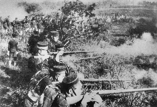 1894년 청일전쟁 당시 일본군이 청군을 향해 일제 사격을 가하고 있다.  이 전쟁은 위안스카이의 자충수로 인해 촉발되었다. 사진 출처 위키피디아