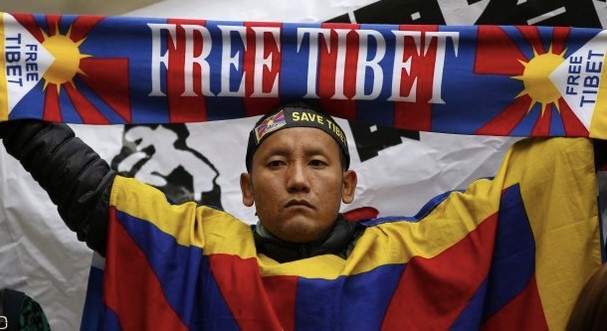 영국 런던에서 열린 집회에서 한 티베트인이 중국 지배로부터 독립을 요구하고 있다. 사진 출처 the tribune
