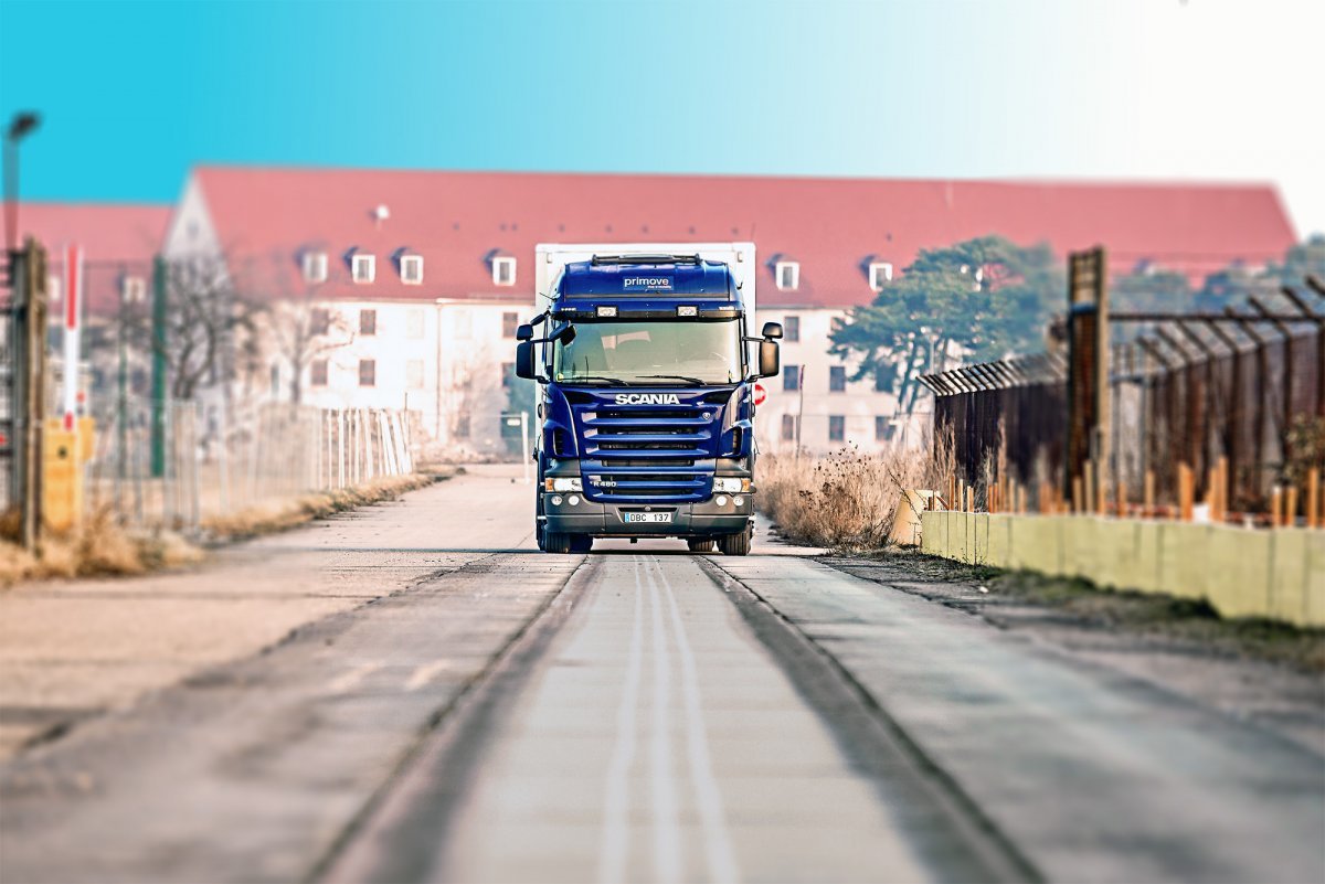 노르웨이 기업 ENRX가 대형 전기트럭을 이용해 무선충전 시스템을 시험 중이다. 도로 한가운데에 자기 유도 기술을 적용한 무선충전 패드가 매립돼 있다. ENRX 제공