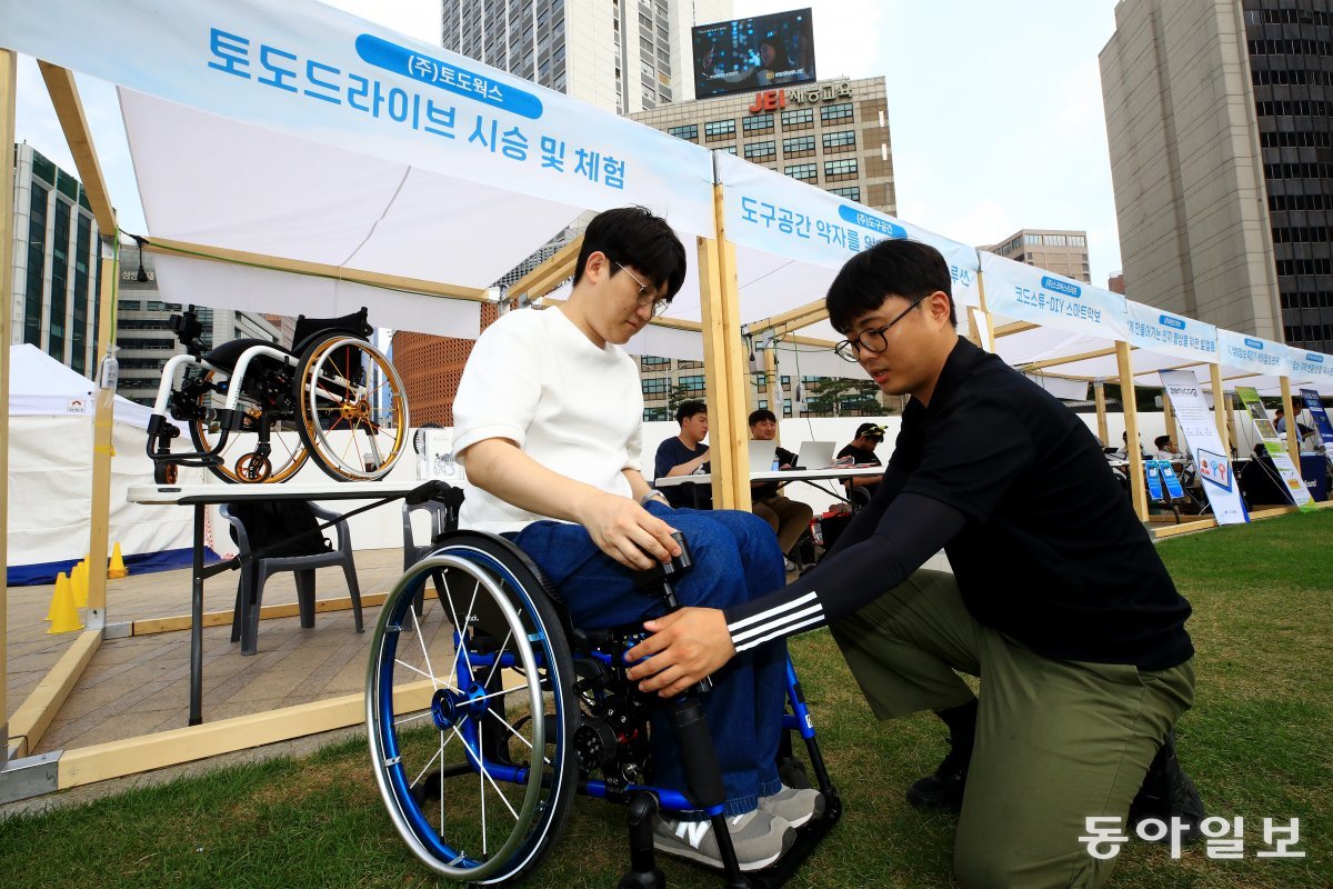 23일 오후 서울 중구 서울광장에서 열린 ‘2023 동행 어울림 광장’ 행사에서 한 시민이 수동 휠체어를 전동 휠체어로 바꿔 주는
 ‘토도 드라이브’를 시승하고 있다. 서울시는 장애인 등 사회적 약자의 일상을 체험하고 관련 기술을 경험할 수 있는 이 행사를 
매달 서울광장에서 열고 있다. 전영한 기자 scoopjyh@donga.com