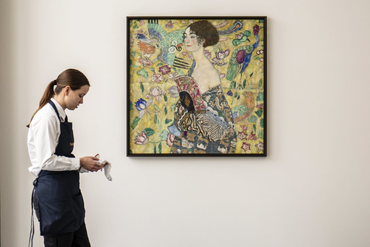 27일(현지 시간) 영국 런던에서 열린 소더비 경매에서 8530만 파운드(약 1419억 원)에 낙찰된 구스타프 클림트의 마지막 초상화 ‘부채를 든 여인’. 런던=AP 뉴시스