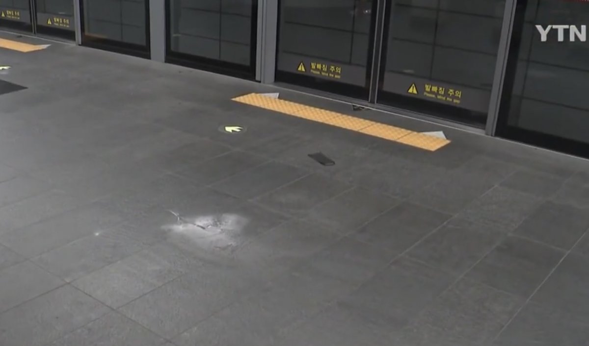 디지털미디어시티(DMC)역 바닥에 소화기 분말이 묻은 모습. YTN뉴스 방송화면 캡처