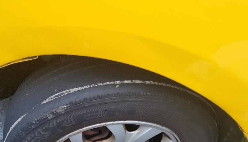 한 어린이집 차량의 타이어가 심각하게 마모된 모습. 보배드림