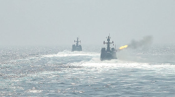 제2연평해전 승전 21주년을 맞아 지난 27일부터 서해에서 실시한 해상기동훈련 중 유도탄고속함(PKG) 윤영하함(아래)과 황도현함(위)이 함포 대공사격을 하고 있다. 해군 제공