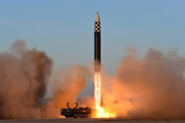 올해 3월 북한이 단행한 발사한 화성-17형 대륙간탄도미사일(ICBM) 발사 훈련 모습. (평양 노동신문=뉴스1)