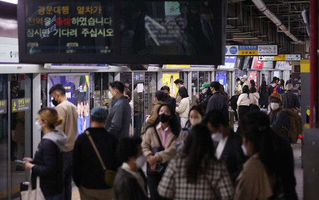 19일 오후 서울 중구 1호선 서울역에서 시민들이 열차를 이용하고 있다. 2023.3.19/뉴스1