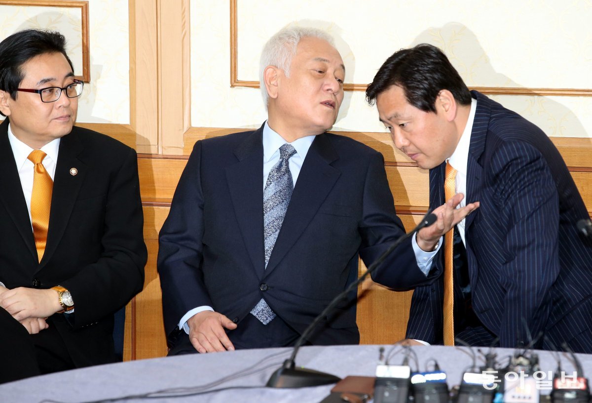 2013년 12월 당시 민주당 대표였던 김한길 위원장과 김관영 당시 수석대변인. 동아일보DB
