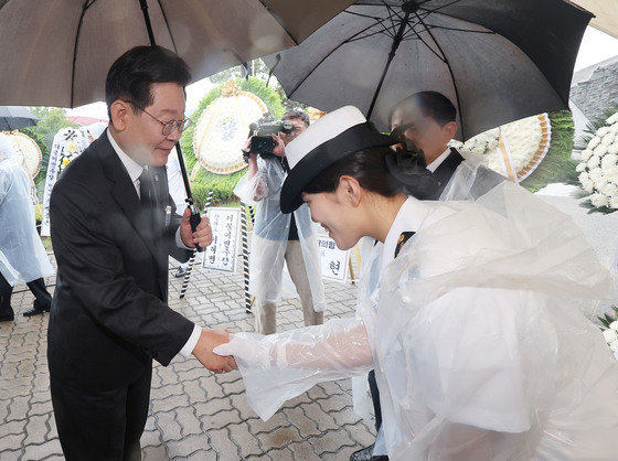 이재명 더불어민주당 대표가 29일 오전 경기 평택시 해군 제2함대사령부에서 열린 ‘제2연평해전 승전 21주년 기념식’에서 조천형 상사 자녀 조시은 씨와 악수하고 있다. 2023.6.29 사진공동취재단