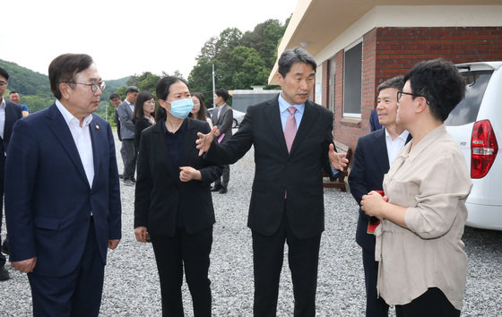 이주호 부총리 겸 교육부 장관이 대전 유성구에 위치한 학교폭력 피해학생 지원기관 ‘해맑음센터’를 방문해 안전 실태를 점검하고 있다. /뉴스1