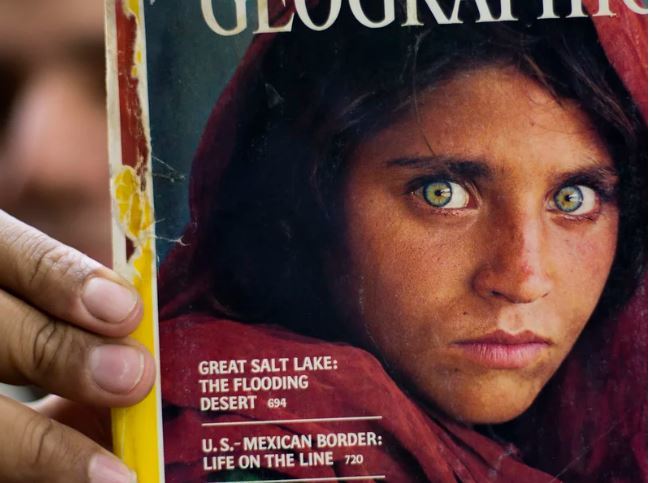12세 아프가니스탄 난민 소녀 샤르바트 굴라가 표지에 등장한 내셔널지오그래픽 1985년 6월호. AP뉴시스