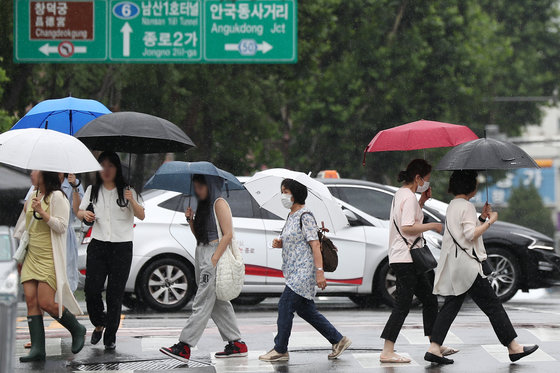 장마 전선의 영향으로 전국 곳곳에 비 소식이 전해진 29일 오후 서울 종로구 지하철 3호선 안국역 교차로에서 우산을 쓴 시민들이 길을 건너고 있다. 2023.6.29/뉴스1 ⓒ News1