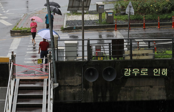 장마 전선의 영향으로 많은 비가 내린 29일 오후 서울 구로구 도림천 산책로가 통제되고 있다. 2023.6.29 뉴스1