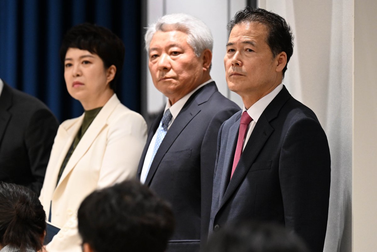 통일부 장관에 지명된 김영호(오른쪽) 성신여대 교수와 권익위원장에 지명된 김홍일(가운데) 전 부산고검장이 29일 용산 대통령실 청사 브리핑실에서 취재진의 질문을 듣고 있다. 2023. 06. 29. 대통령실사진기자단