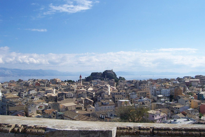 펠로폰네소스 전쟁 중 내전으로 잿더미가 되었던 케르퀴라의 현재 모습. 현재 ‘코르푸’로 불리는 이곳은 그리스의 유명 관광지로 손꼽힌다. 사진 출처 위키피디아