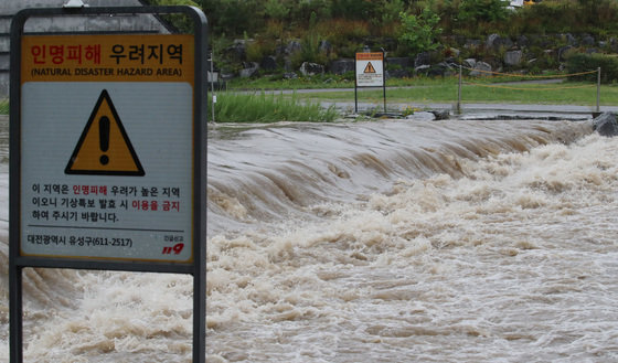 갑작스런 폭우가 내린 29일 대전 유성구 유성천 일대가 불어난 물에 통제되고 있다. 2023.6.29/뉴스1 ⓒ News1