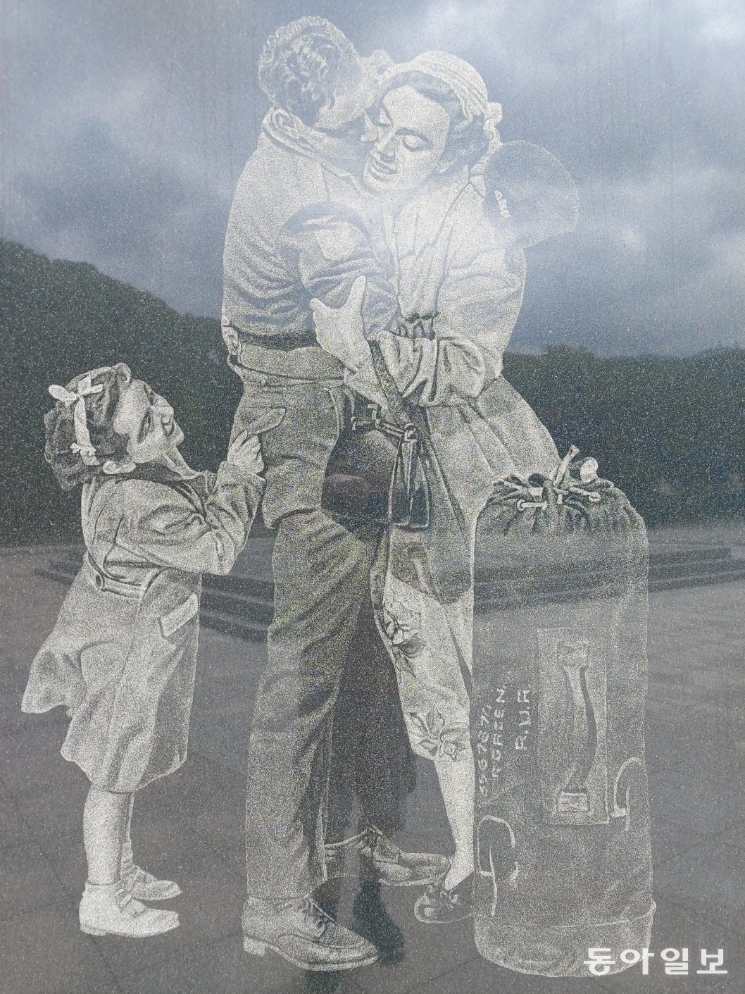 경기 파주의 ‘영국군 설마리 전투 추모공원’에 새겨진 벽화. 집에 돌아온 장병이 가족과 만나는 모습이 애틋하다. 파주=구자룡 기자