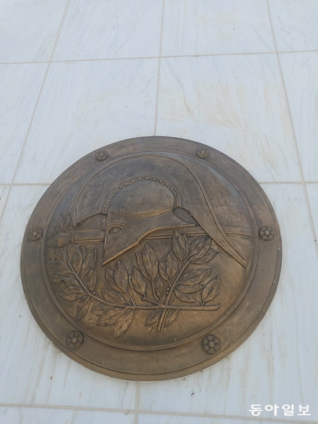 그리스군 참전 기념비 앞 동판에 새겨진 월계수와 투구. 여주=구자룡 기자