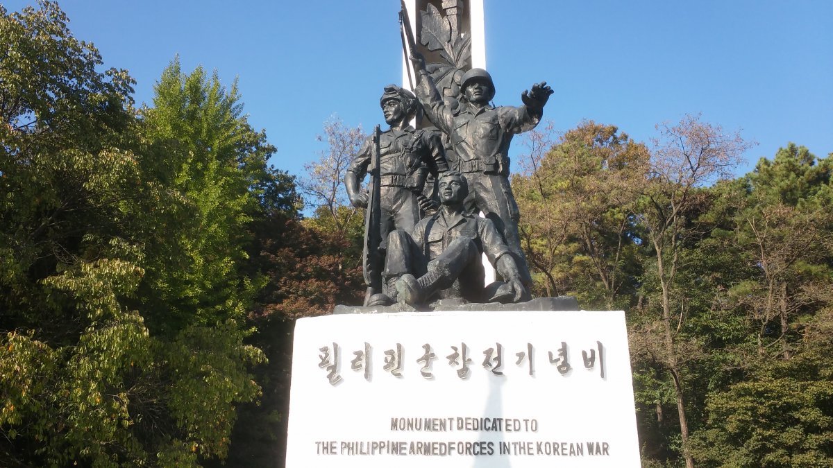 필리핀군 항전 기념비 기단에는 50명이 부조되어 있는데 이는 절망과 좌절을 딛고 일어난 한국 국민을 표현한 것이라고 한다. 출처 국가보훈부