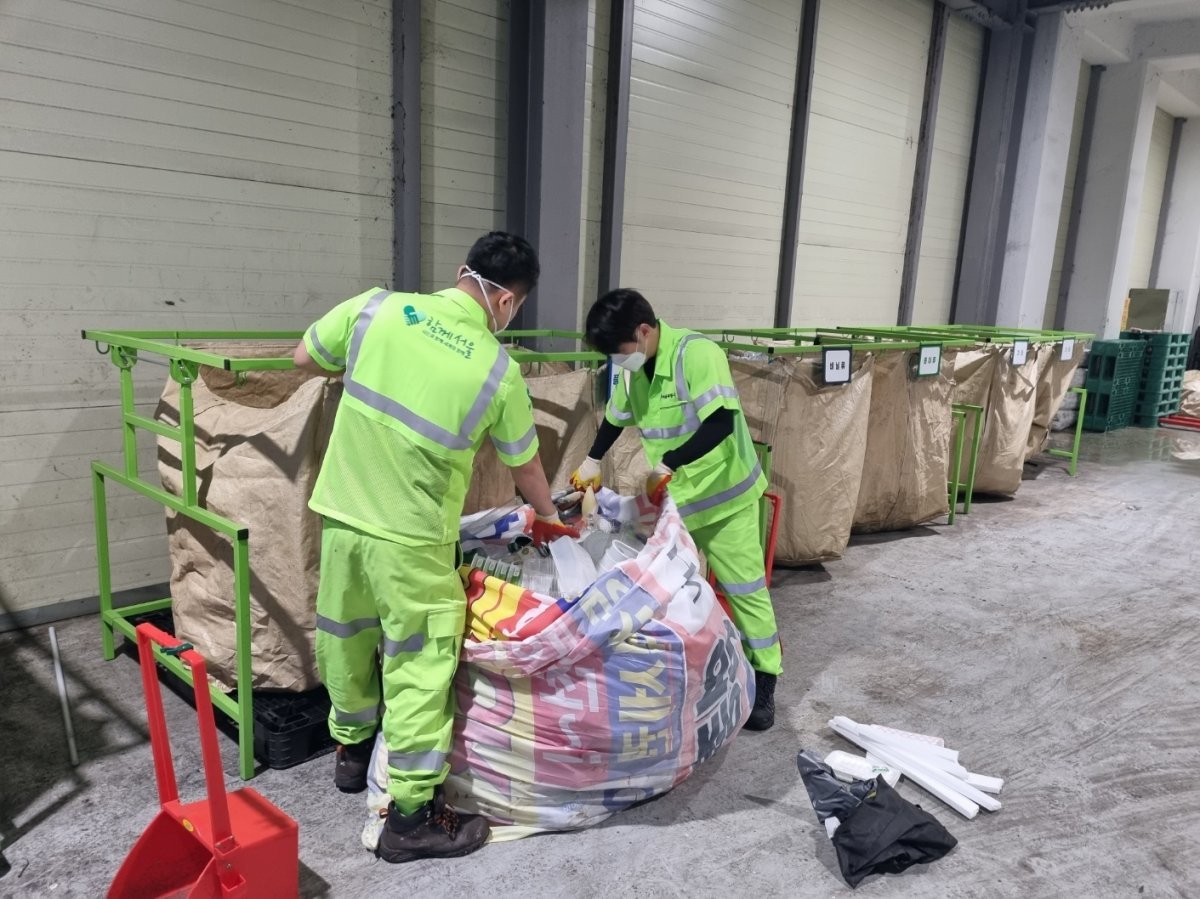 서울 동작구 노량진 환경지원센터에서 직원들이 재활용품을 분류하고 있다. 동작구 제공