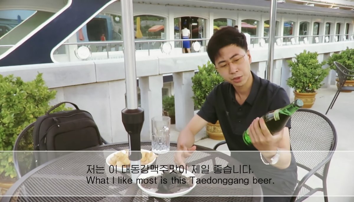 한 남성이 북한 평양에서 대동강 맥주를 홍보하고 있다. 유튜브 채널 ‘PeterNews’ 캡처